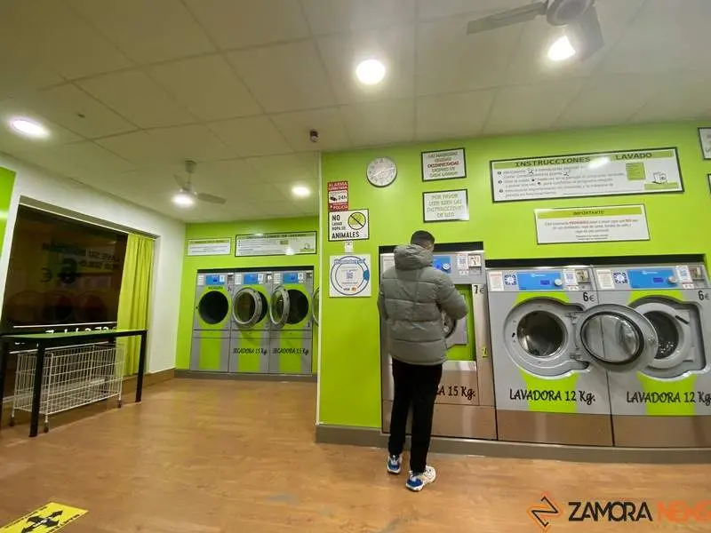 Una persona lava su ropa en una lavandería de Zamora