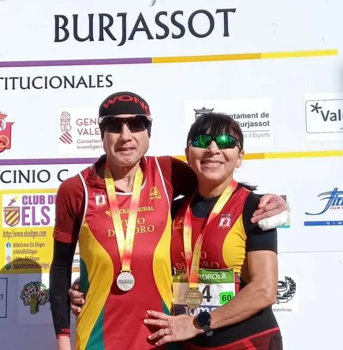 Los atletas del Vino Toro Caja Rural Mª José Tomazy José Luis Posado durante el Campeonato de España 50 km de Burjassot, Valencia