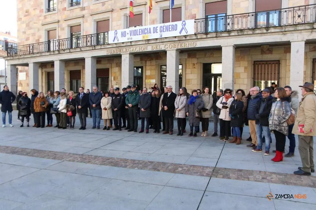 Subdelegación y Ayuntamiento de Zamora guardan un minuto de silencio ante el nuevo caso de violencia de Género