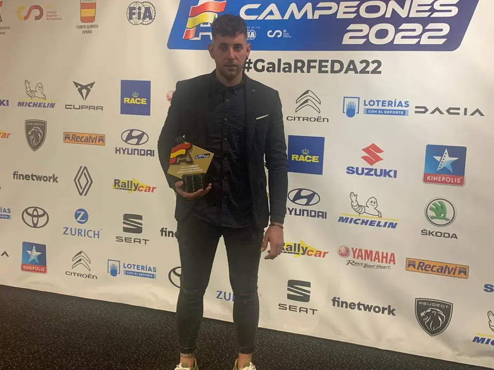 Cristian Escribano con el galardón