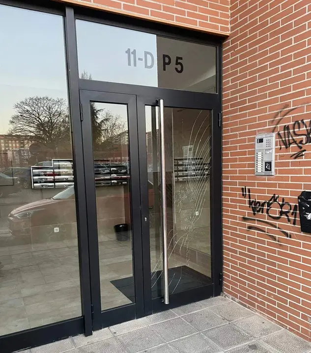 Estado del portal de un edificio en la zona de La Vaguada