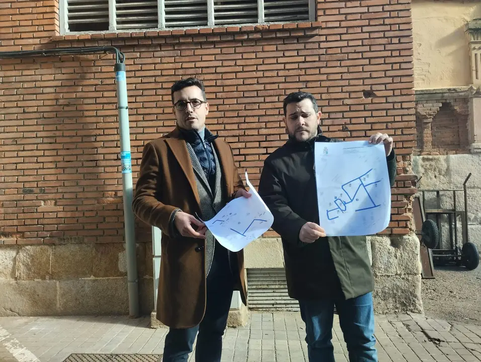 Víctor López de la Parte y David Ángel Hernández, del PP, muestran el mapa de la ciudad de las zonas ORA