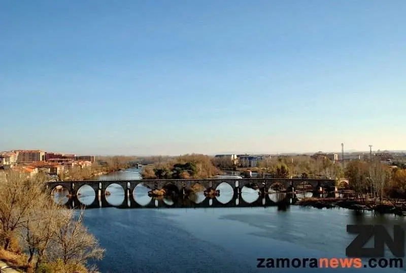 Puente de piedra con cielos despejados