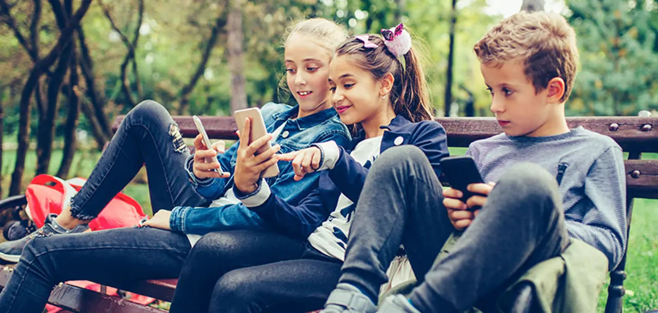 Niños con el teléfono móvil