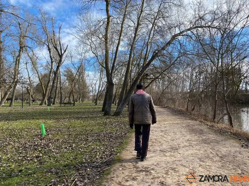 Un hombre pasea en Zamora por las proximidades del río Duero