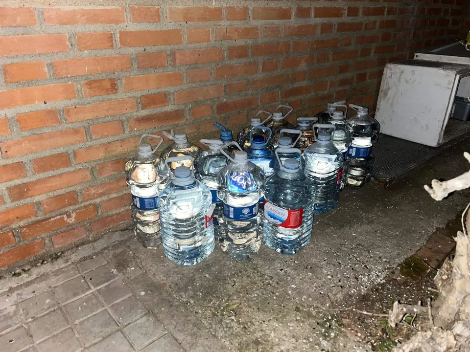 Botellas de agua en la puerta del refugio