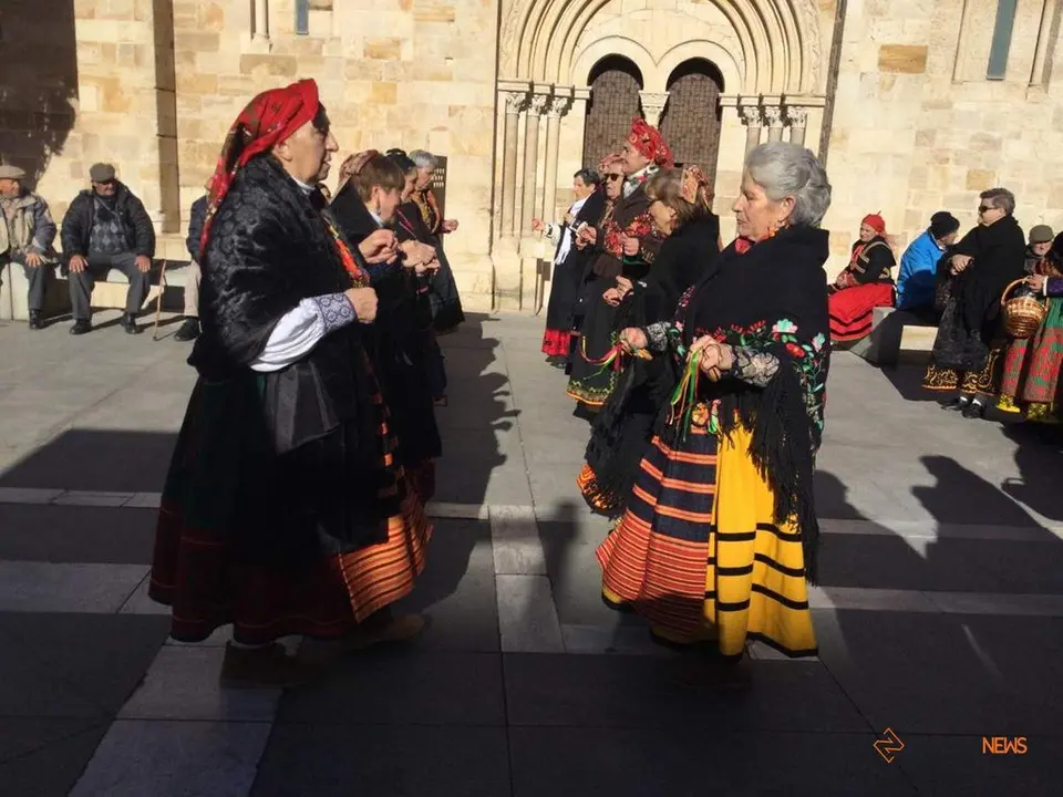 Celebración adelantada de la Águedas de San Lorenzo por el centro de Zamora_6
