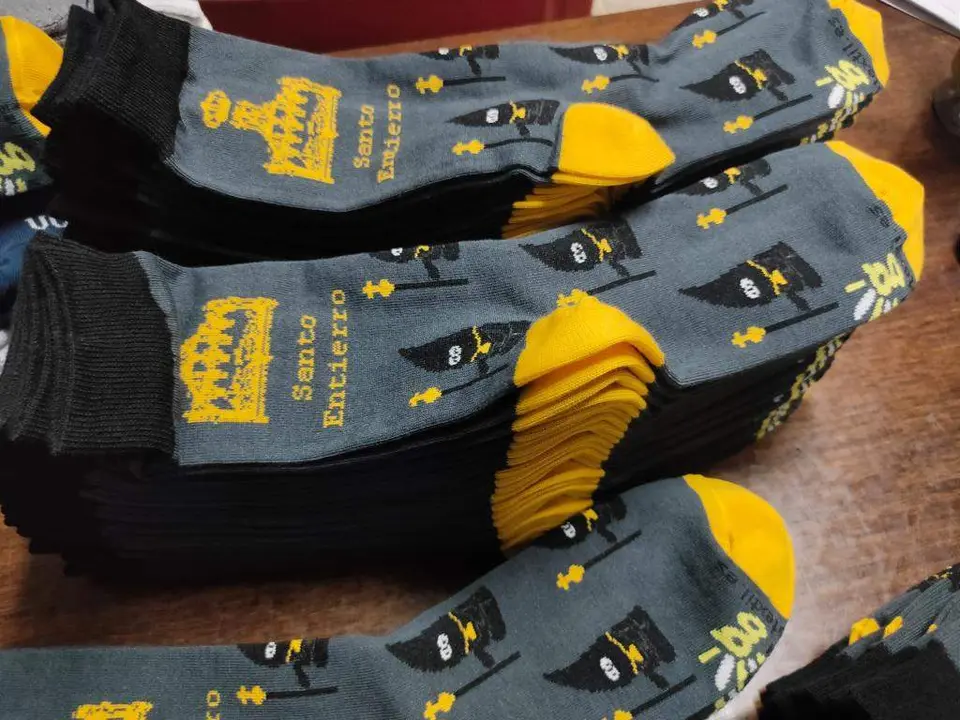 Los nuevos calcetines 'semanasanteros' de Santiago Textil