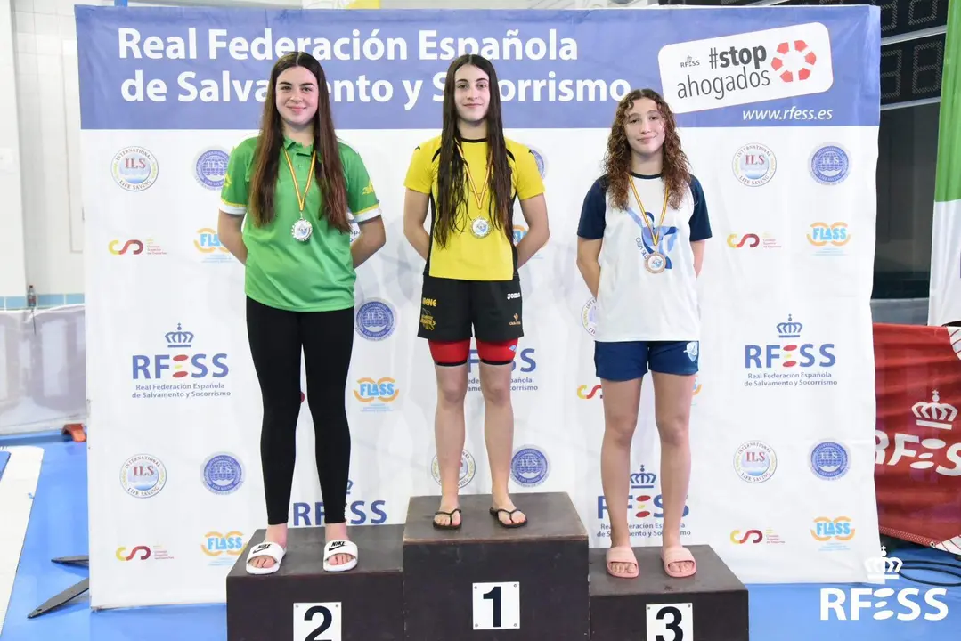 Irene Calvo del Salvamento Dragones en el cajón más alto del podio