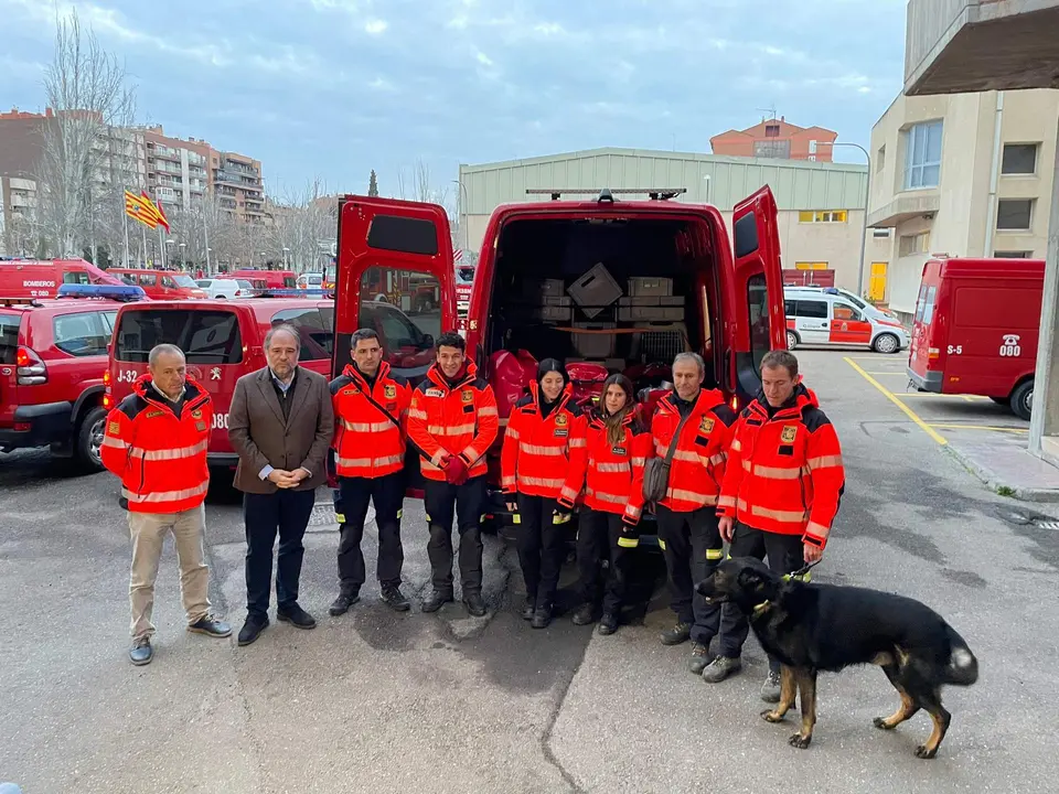 Bomberos del Ayuntamiento de Zaragoza antes de partir rumbo a Turquía. Fotografía: BZGZbomberos