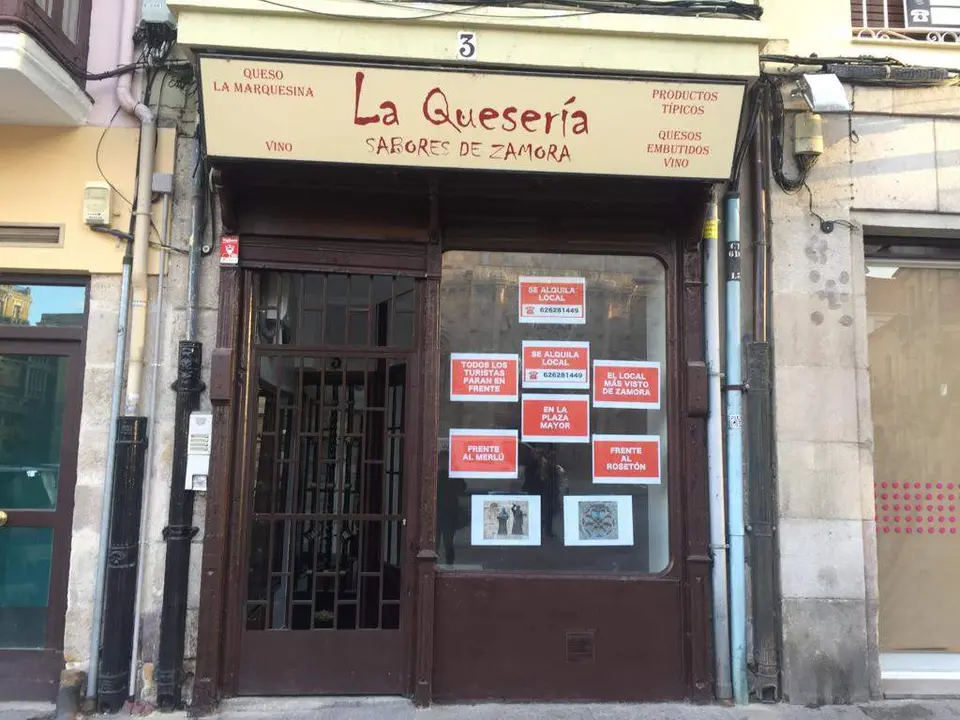 Anuncio del alquiler del local que fue La Quesería