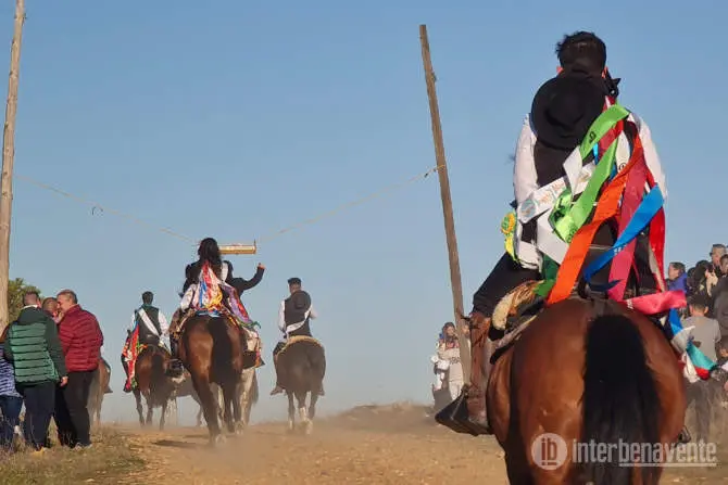 Los quintos de Fuentes de Ropel protagonizan la tradicional carrera de las cintas. Fotografía: Interbenavente.es