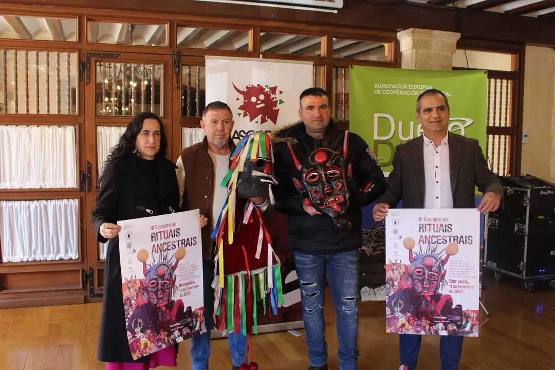 El director general de la AECT Duero-Douro, José Luis Pascual y el presidente de la federación de mascaradas de la provincia de Zamora, José Javier Sánchez, en la presentación del III Encuentro de Rituales Ancestrales