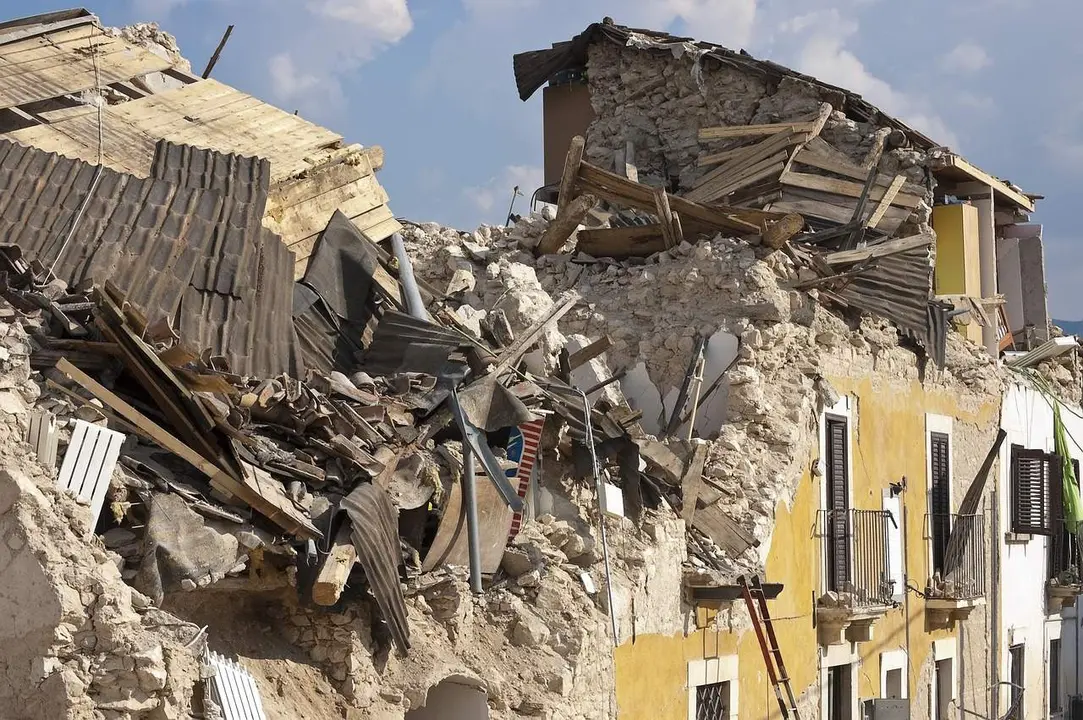 Casa derruida por terremoto (archivo)