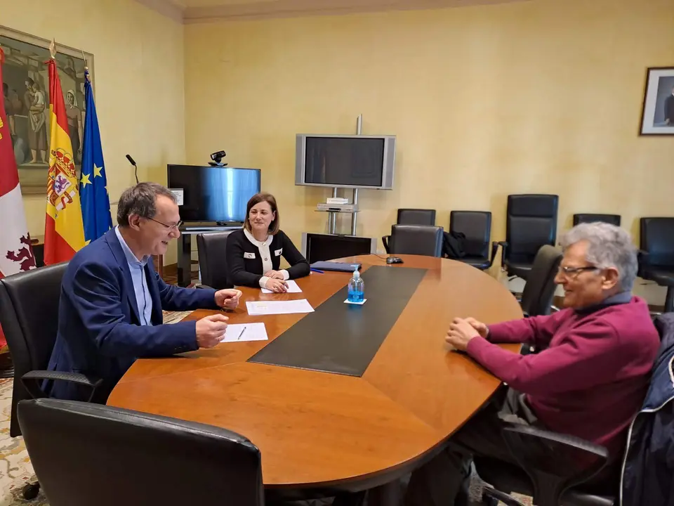 Reunión entre el alcalde de Pereruela y el subdelegado de Gobierno