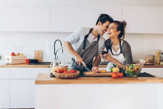 Pareja cocinando. Fotografía de archivo