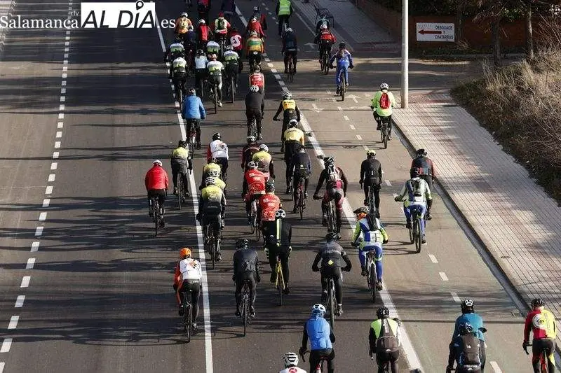 Ciclistas Salamanca vía Salamancartvaldia.es Imagen de archivo