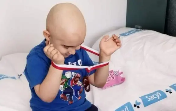 El pequeño Alberto recibe el alta y abandona el hospital vía Salamancartvaldia.es