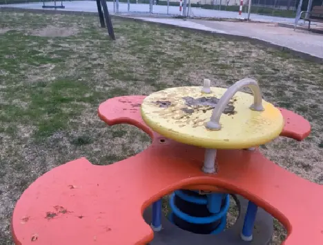 Parque infantil deteriorado