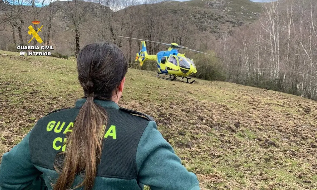 La Guardia Civil auxilia a un varón tras volcar