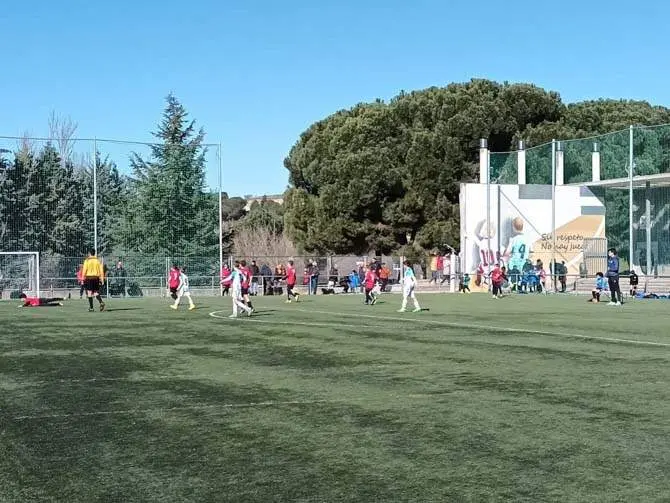 El equipo alevín benaventano del Racing Benavente frente al Amor de Dios