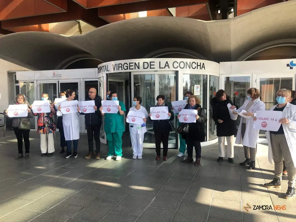 Protesta auxiliares de enfermería a las puertas del Virgen de la Concha