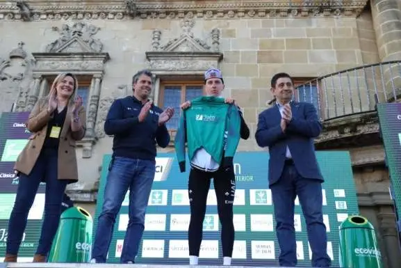 Pogacar, con el maillot para Estela / Clásica Jaén