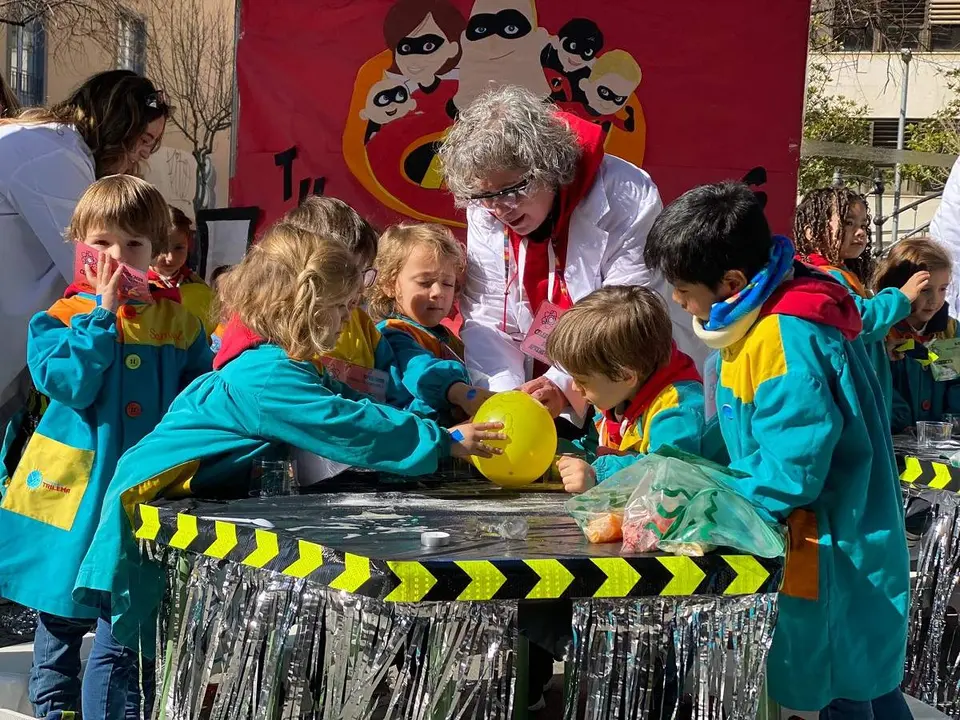 Alumnos de Trilema Zamora salen a la calle para exponer sus trabajos por proyectos en el área de Ciencias. Fotografías: Trilema Zamora