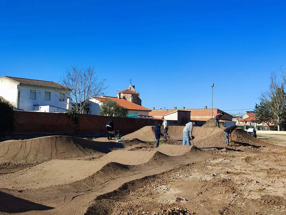 Obras de la pista de skate. Fotografía: Ayuntamiento de Villaralbo