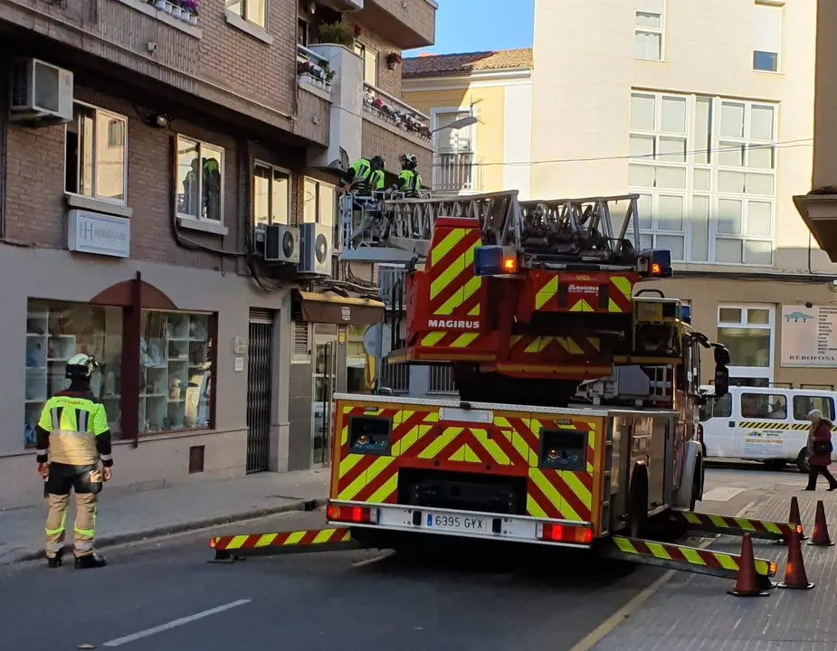 Los bomberos intervienen en la calle Toro