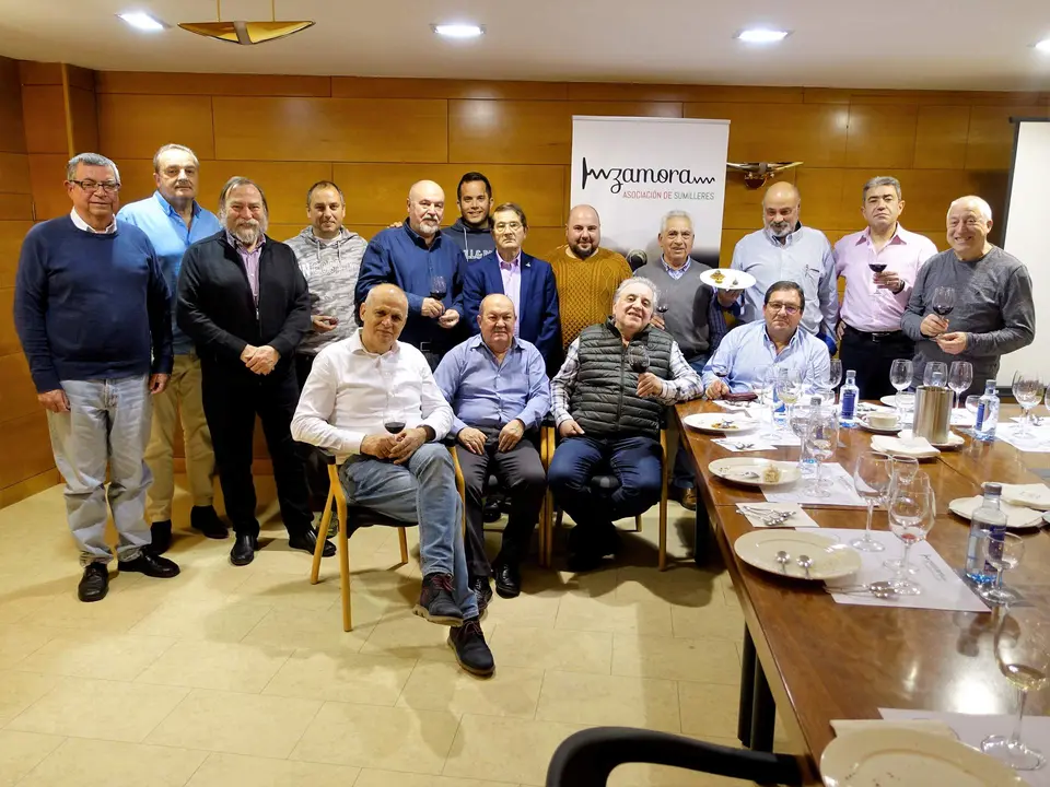 La Asociación Cultural Sumilleres de Zamora en una cata para conocer los productos de la pastelería Mindanao de Madrid