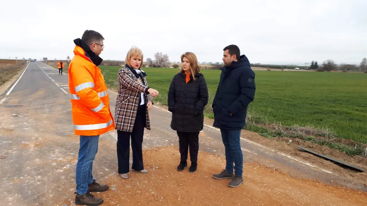 La+delegada+de+la+Junta+y+la+alcaldesa+de+Morales+del+Vino+junto+a+técnicos+en+las+obras+de+la+carretera+a+Pontejos+(1)