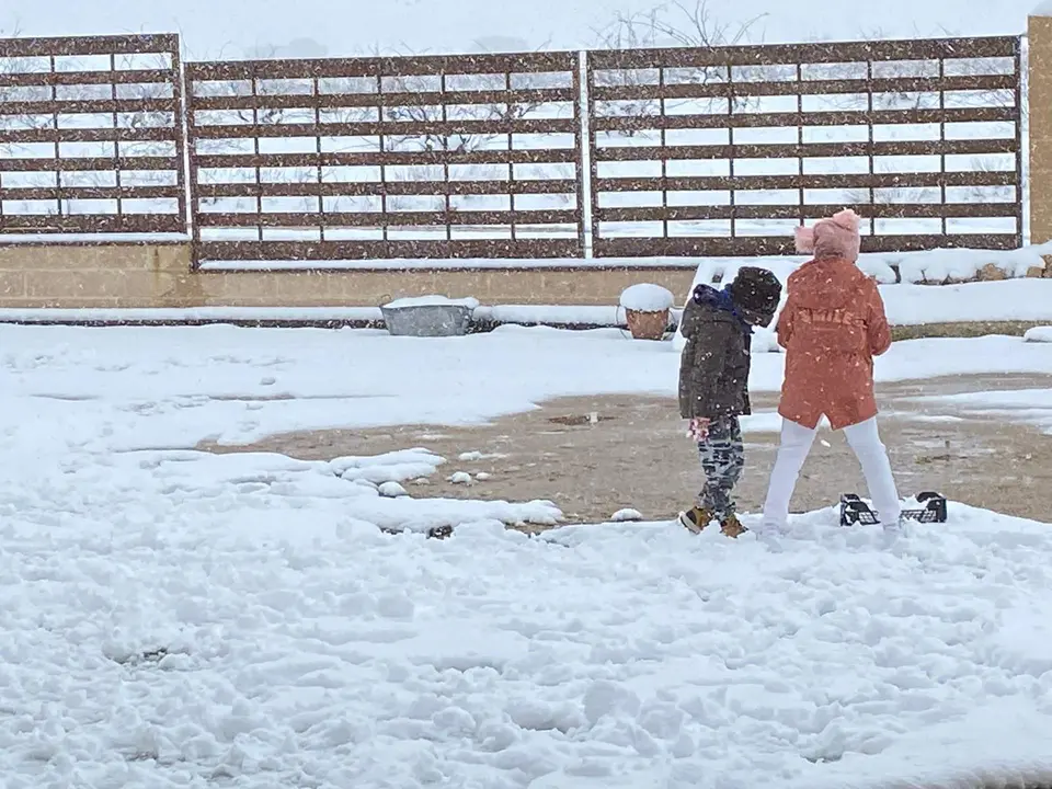 Escolares jugando en la nieve
