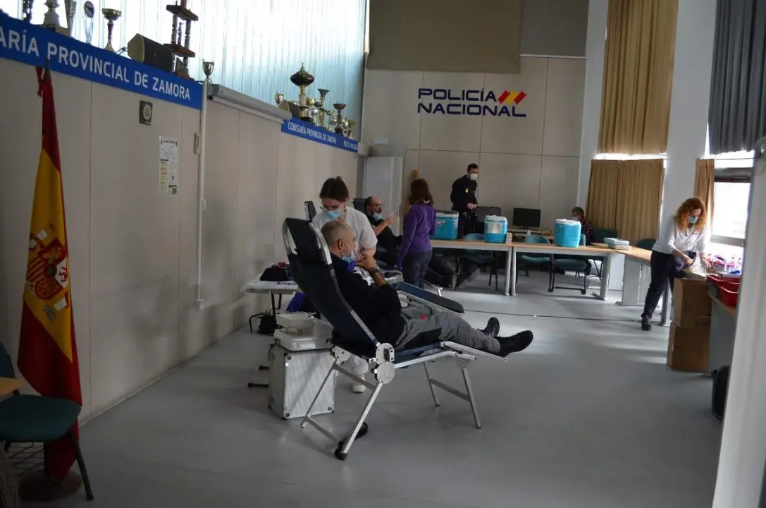 Agentes de Policía Nacional donando sangre