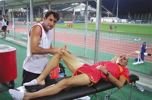 Ángel Basas (de pie), junto a un atleta español vía Salamancartvaldia.es