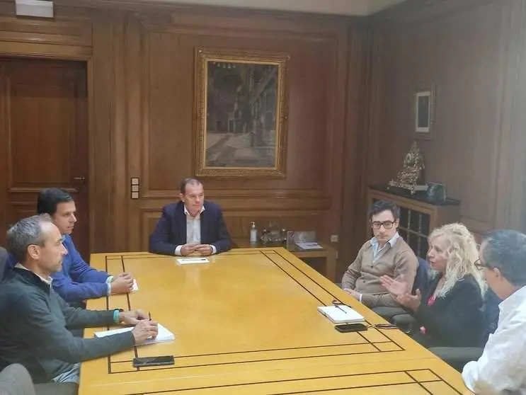 reunión del presidente de la Diputación con Vinos de Sierra de la Culebra