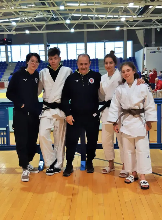 Elena Bahamonde y el resto de deportistas del club Judo Morales que participó en el campeonato de Castilla y León júnior