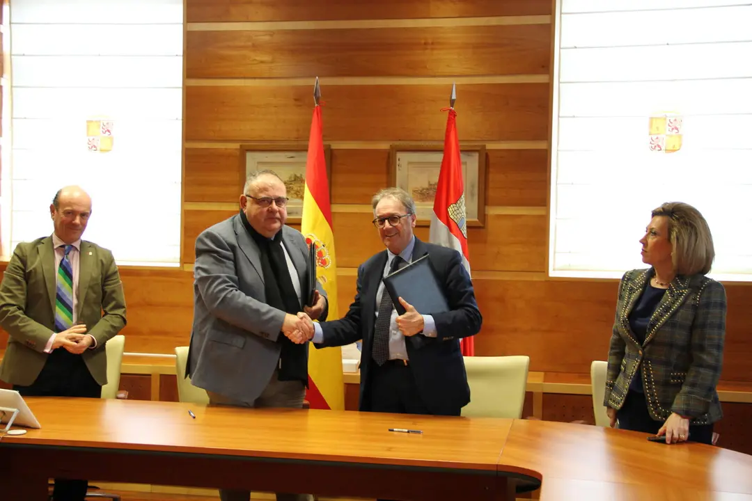 El consejero de Sanidad de la Junta de Castilla y León y el subdirector general de la Fundación la Caixa Marc Simón durante la firma