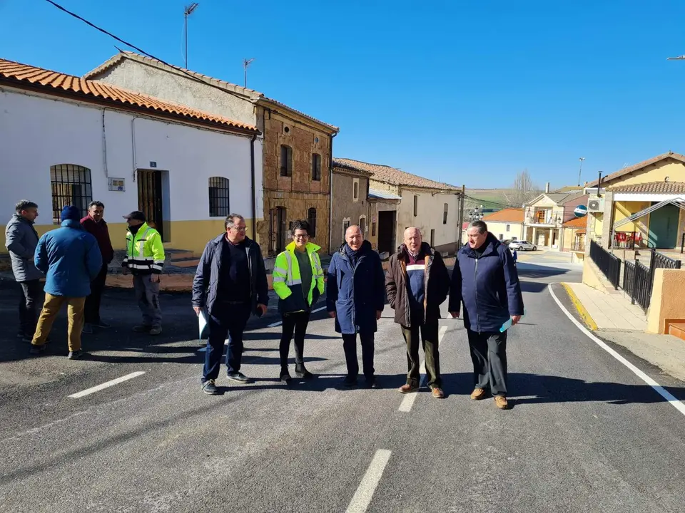 José María Barrios, Félix Roncero y Rafael Calvo en las obras de mejor de la carretera entre Peleas de Abajo y Jambrina