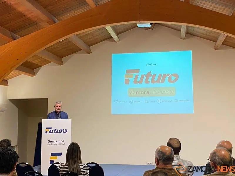 Javier Benavente presentando FUTURO