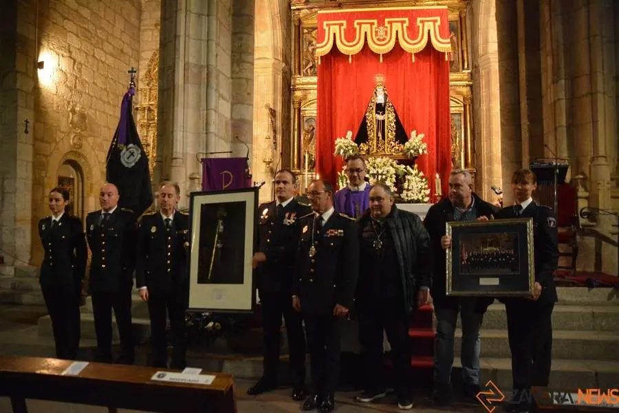 Distinción de Vulgo Congregación a la Policía Municipal de Zamora con la medalla de Hermano de Mérito