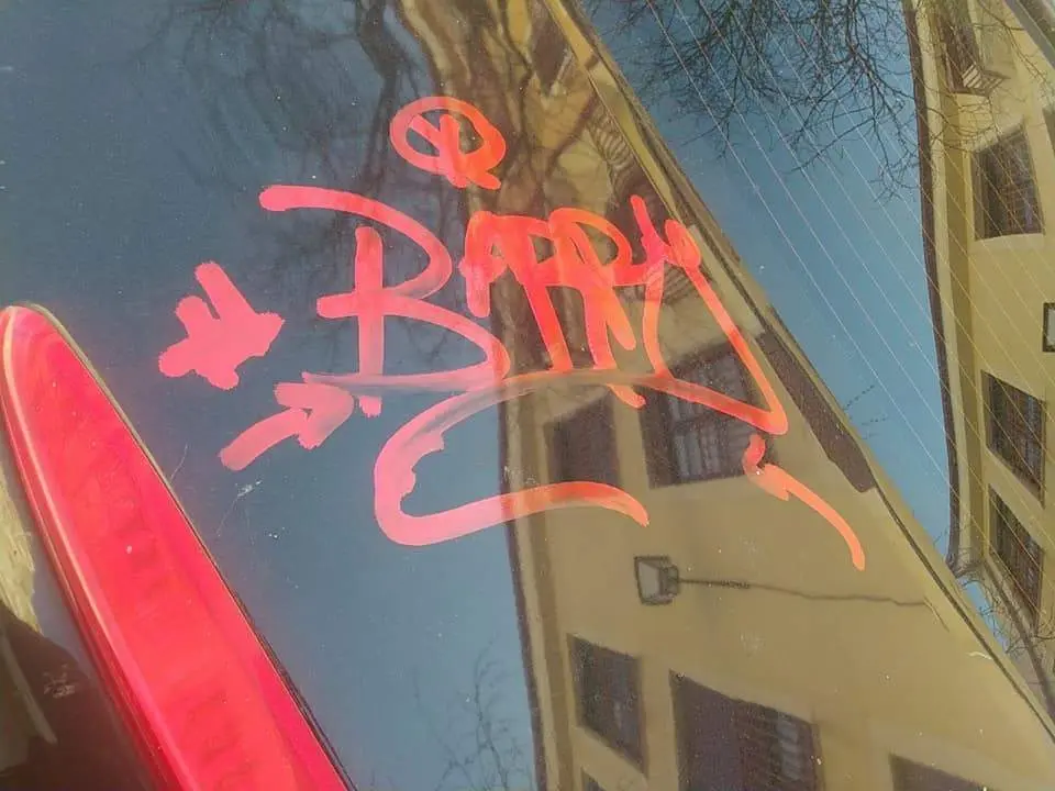Grafitis sobre coches en la zona de La Aldehuela