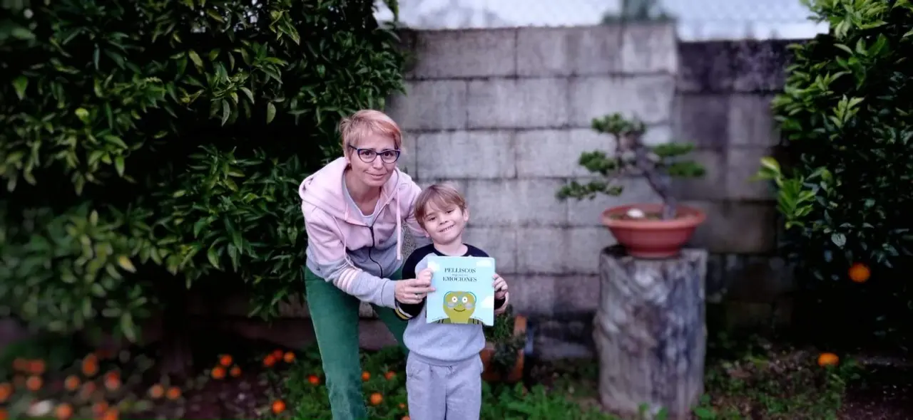 Patricia Merchán y su hijo posan con el cuento infantil "Pelliscos"
