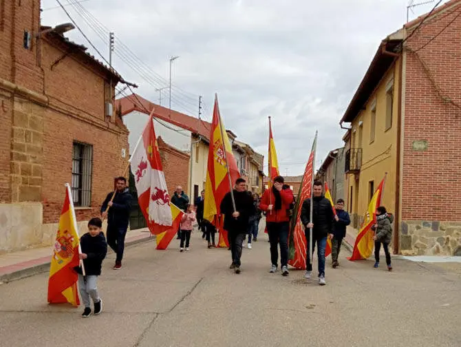 Fiesta del ángel en Villamayor de Campos y reparto de piñones. Fotografía: Justa Palmero