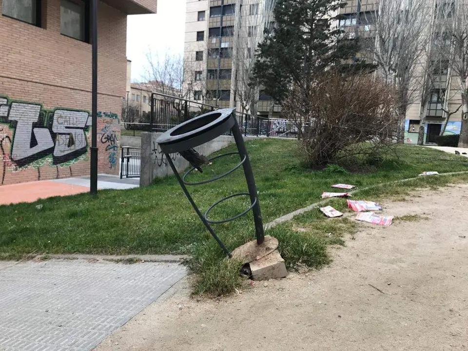 Papelera arrancada entre la calle de Diego de Losada y el parque de Eduardo Barrón