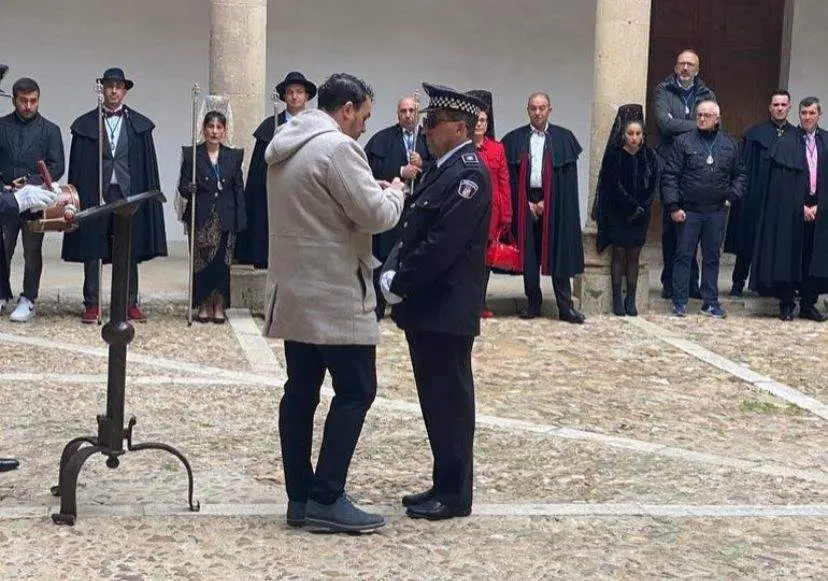 Entrega medalla