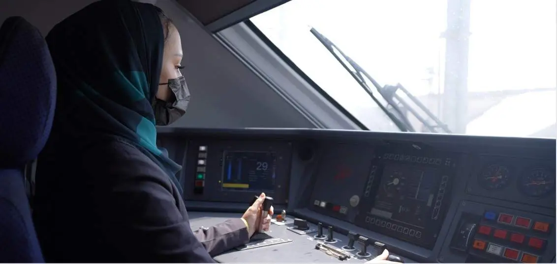 Mujer maquinista Arabia Saudi. Fotografía: Renfe