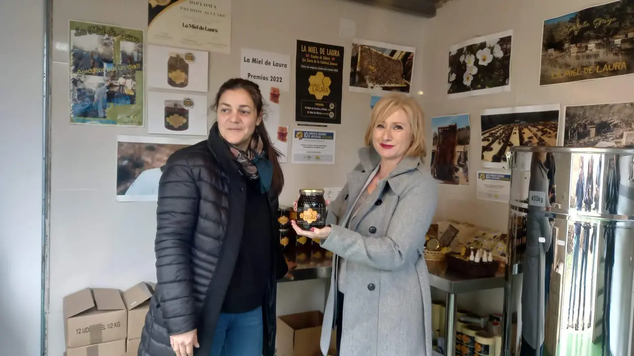 La delegada visita la empresa apícola 'La miel de Laura'