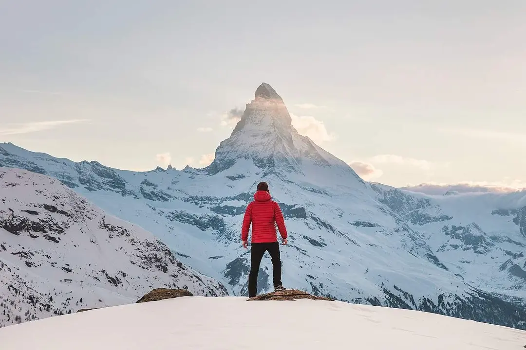 Turismo de montaña a la nieve. Fotografía de archivo