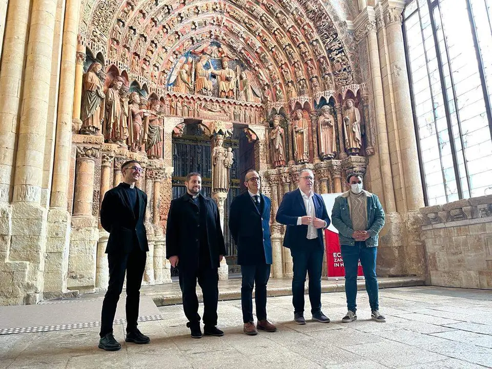 Jesús María Prada, Tomás del Bien , José Manuel Chillón y los párrocos de Toro tras la firma del convenio para la apertura de los monumentos de Toro los 365 días del año